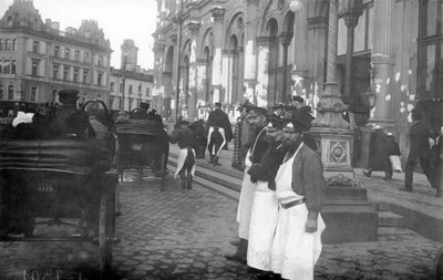 Träger und Passagiere vor dem Nikolaus-Bahnhof, Newski-Prospekt, St. Petersburg, 1913 von Russian Photographer